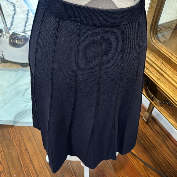 St. John skirt - Picture 2 of 3